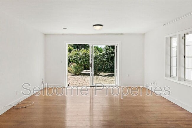 Building Photo - 25 Selborne Dr