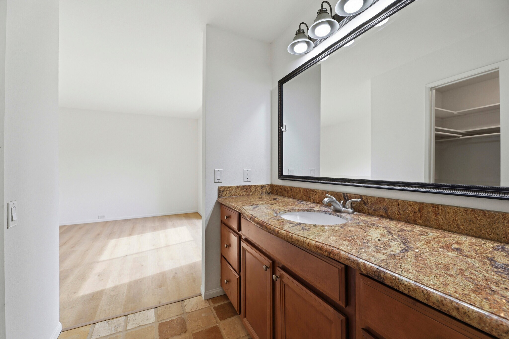 Building Photo - 523 Woodside Oaks