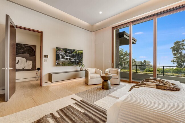 Building Photo - 8070 La Jolla Scenic Dr N