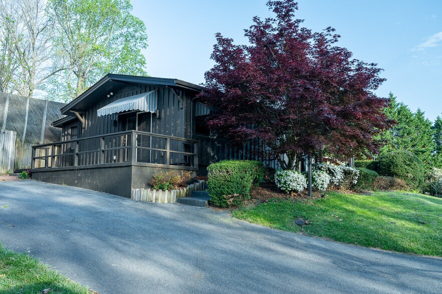 Building Photo - 323 Poplar Hill Ln