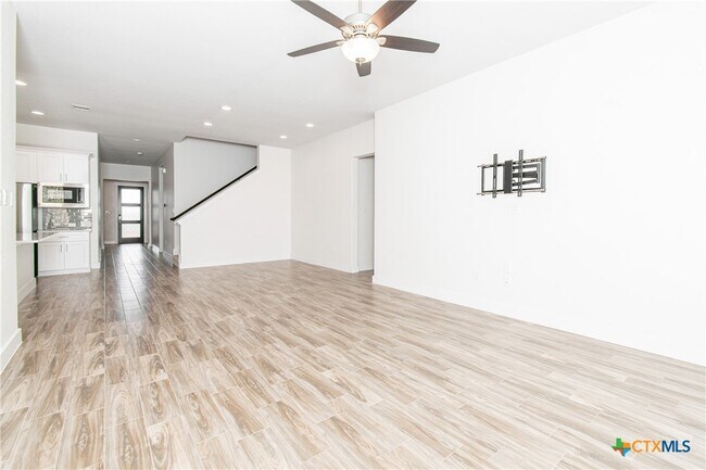 Building Photo - 308 Saturnia Dr