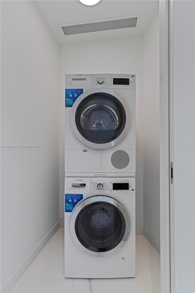 Building Photo - 300 Biscayne Blvd Way