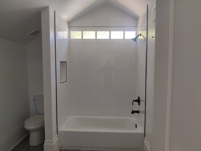 Building Photo - "Spacious 4-Bedroom Home on Pennock Avenue...