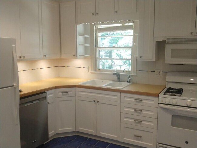 Building Photo - 2798 Glenbriar Dr NE