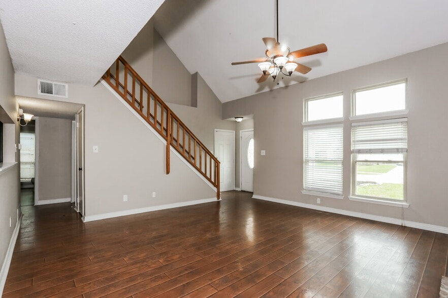 Building Photo - 511 Rosewood Ln