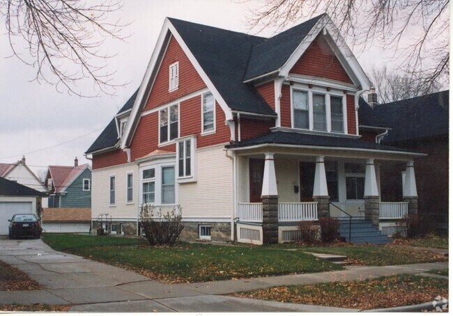 Building Photo - 3353 N Bartlett Ave