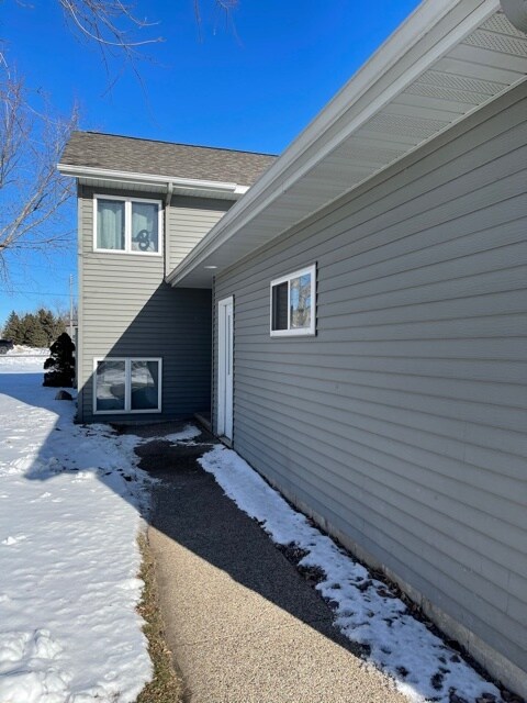 Building Photo - 413 Lilac Ln