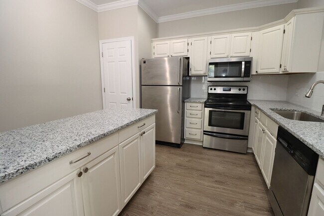 Building Photo - Luxury 3BR/2BA Renovated Condo