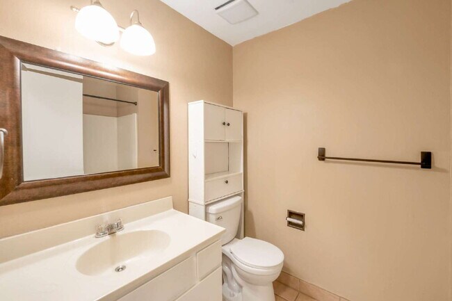 Building Photo - Convenient Sandy Townhome with 3 BD & 2 BA