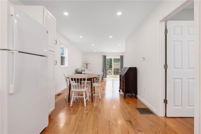 Building Photo - 127 Howland Ave