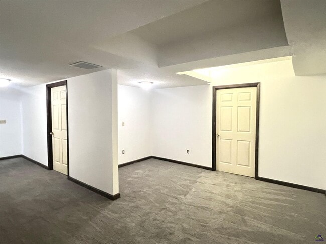 Building Photo - 136 River Knoll