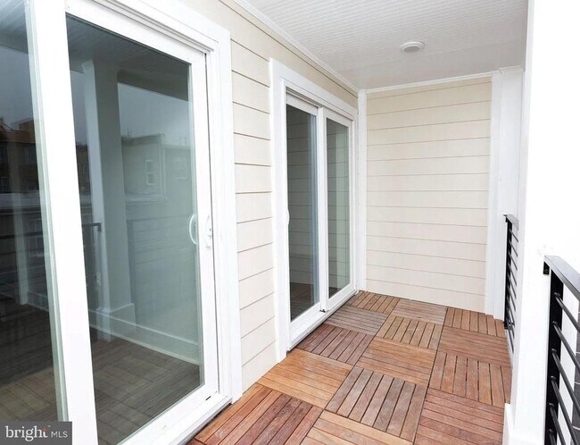 Building Photo - 1742 Fleet St