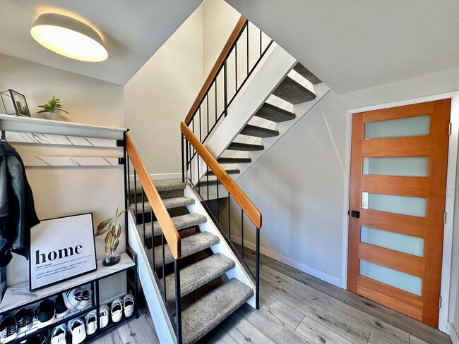 Building Photo - 3 Bedroom Townhome near USD!! Parking + La...