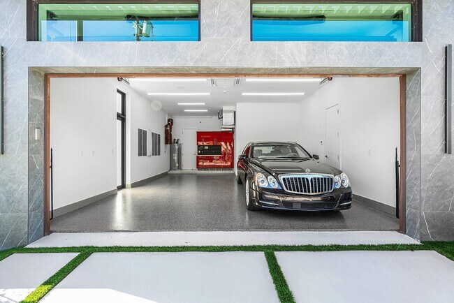 Building Photo - 2650 NE 48th Ct