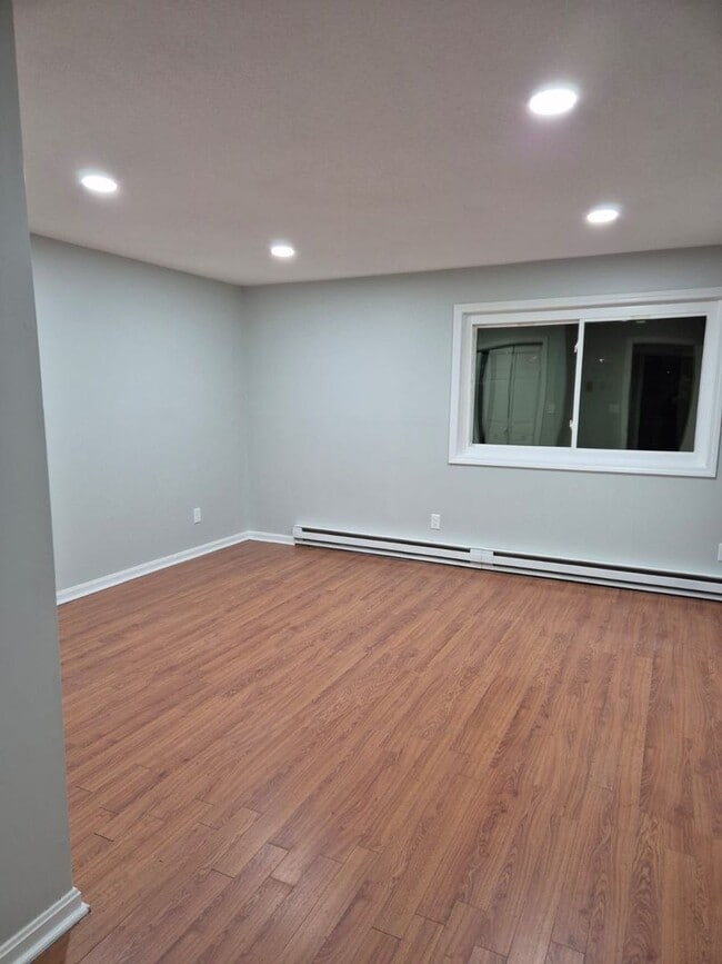 Building Photo - Newly renovated 3BR House