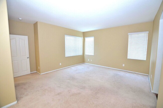 Building Photo - 4Br/3-1/2 bathroom Home