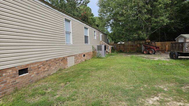 Building Photo - 610 E Branch Dr