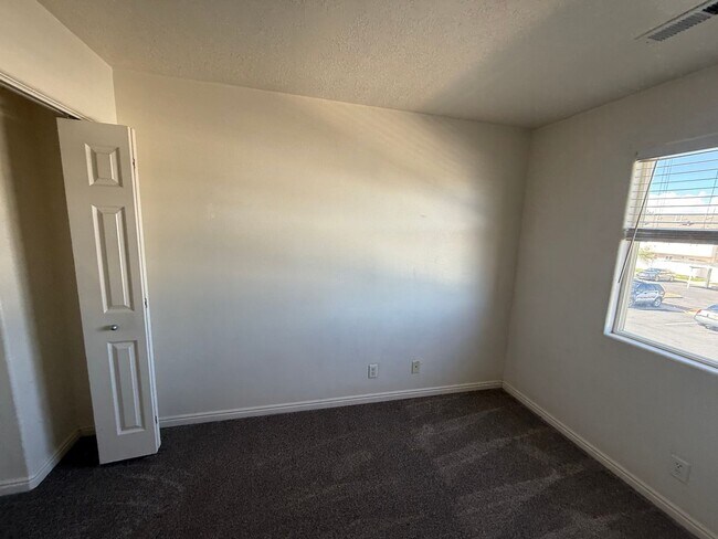 Building Photo - Stunning Townhome!