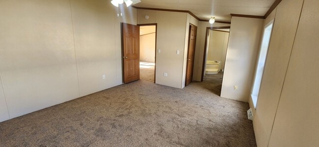 Building Photo - Spacious 3 Bedroom, 2.5 bathroom home with detached garage!