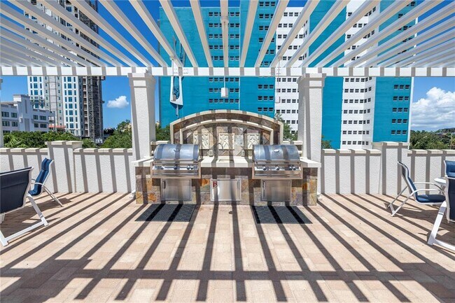 Building Photo - 400 Beach Dr NE