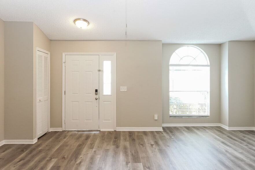 Building Photo - 1917 Excalibur Dr