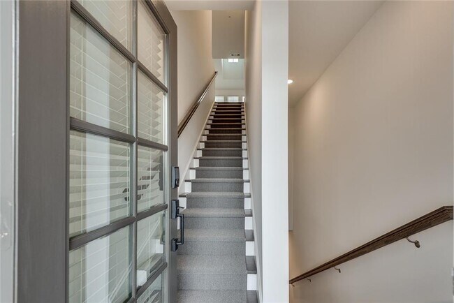 Building Photo - 513 Burton Dr
