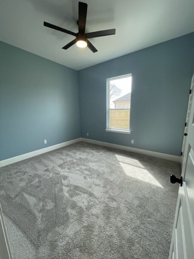 Building Photo - 1033 Stagecoach Bend