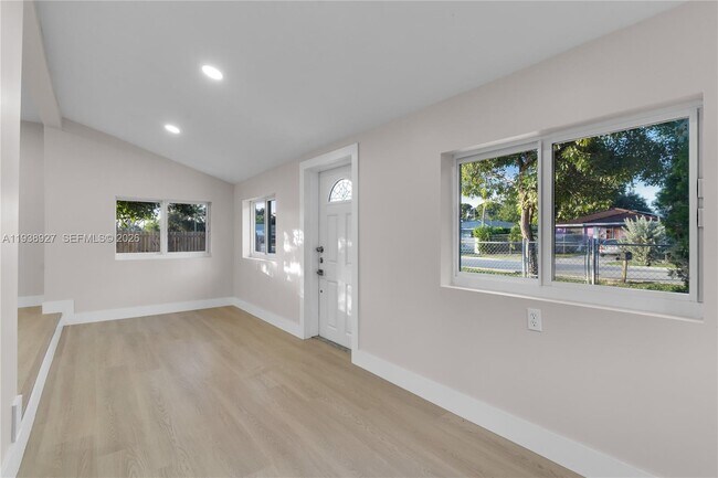 Building Photo - 559 NW 2nd St