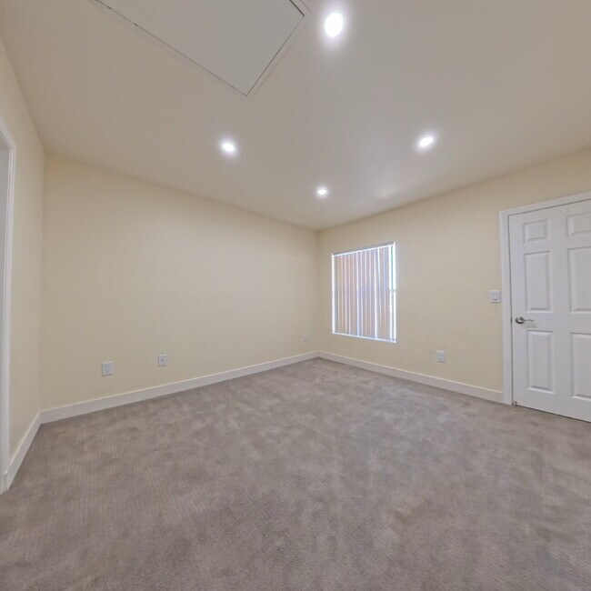 Building Photo - Charming 2nd Floor Unit In Gated Community!