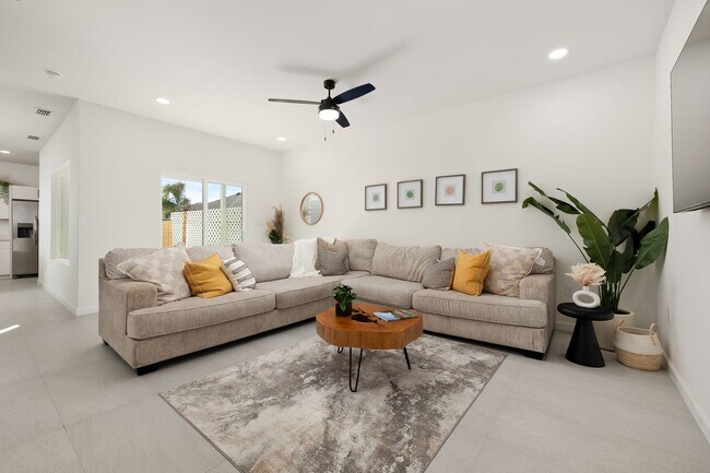 Building Photo - Luxury 3 Bedroom 2.5 Restroom Townhouse for Long-Term Lease | Gated Community-North McAllen