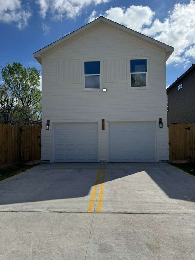 Building Photo - ? 3 Bed / 2.5 Bath Duplex – Spacious & Move-In Ready! ?
