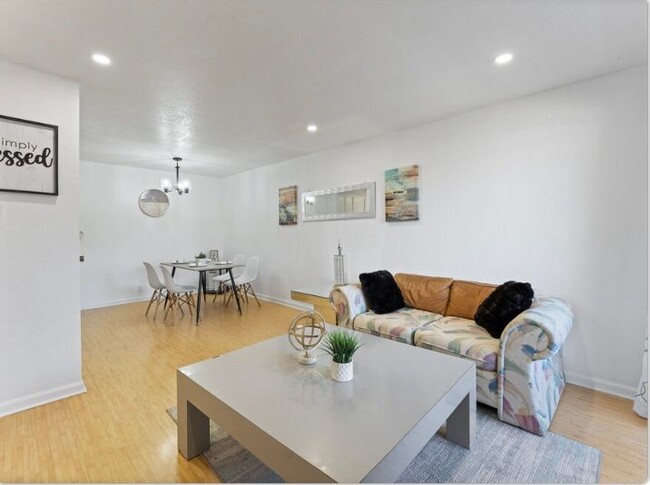 Building Photo - 2820 N Arcadia Ct