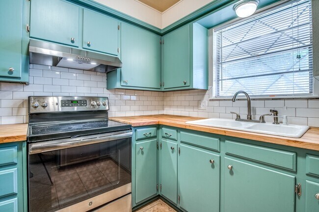 Building Photo - Super cute 3 bed, 2 bath!!