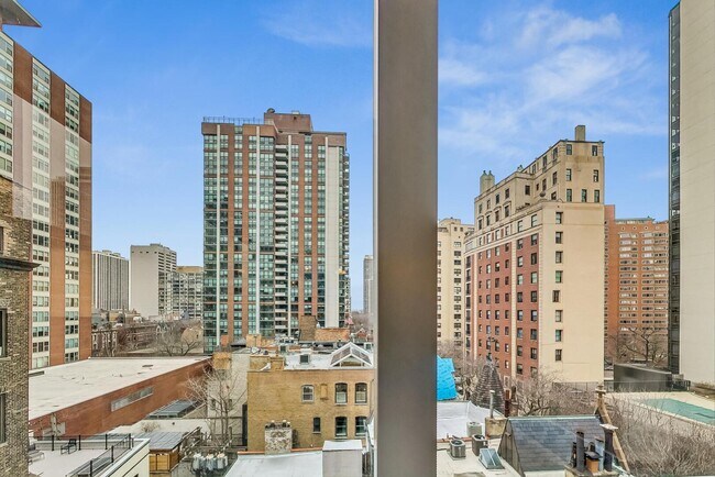 Building Photo - 1300 N Astor St