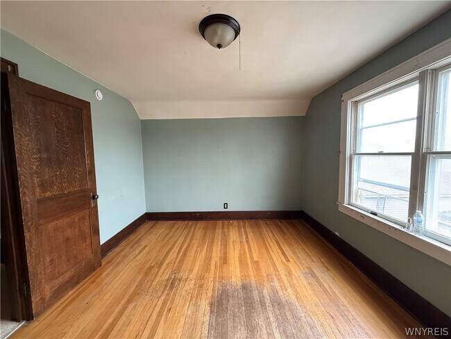 Building Photo - 733 Lasalle Ave