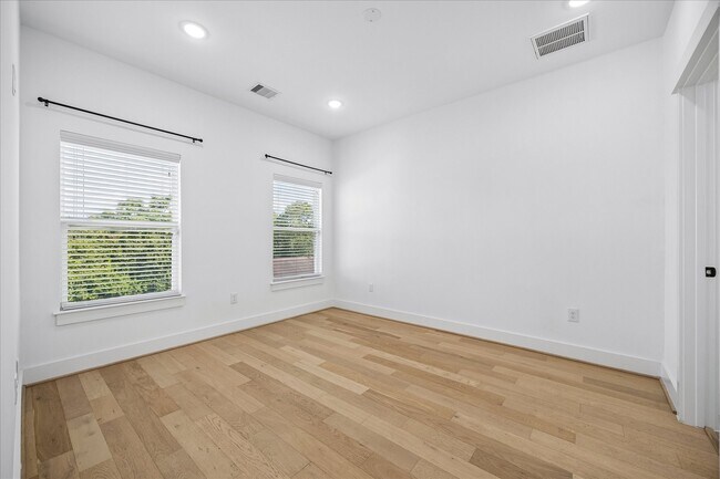 Building Photo - 208 N York St