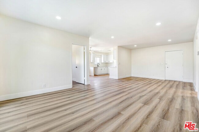 Building Photo - 8208 Romaine St