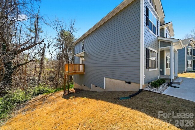 Building Photo - 403 15th Ave SW