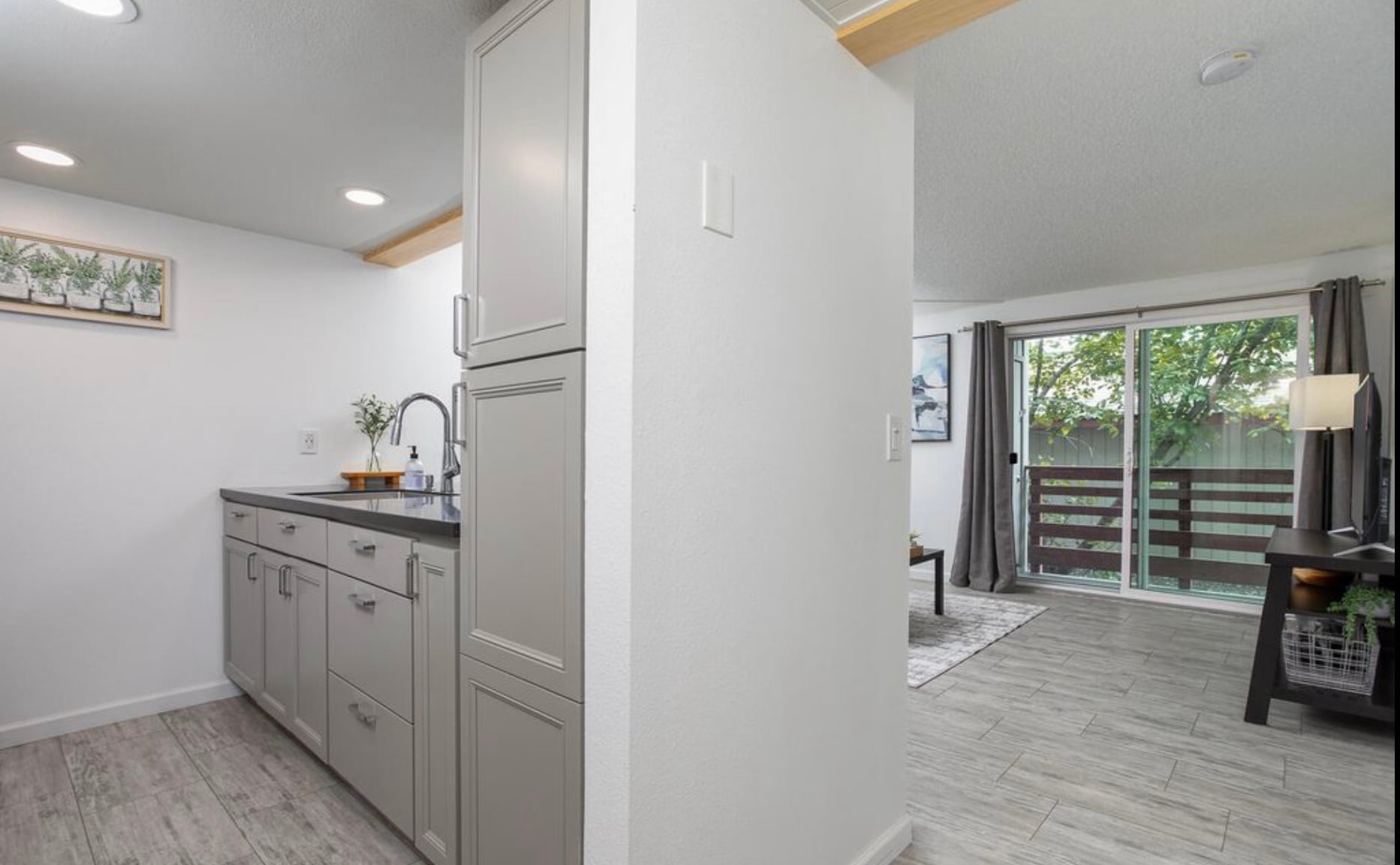 Building Photo - 9645 Independence Dr