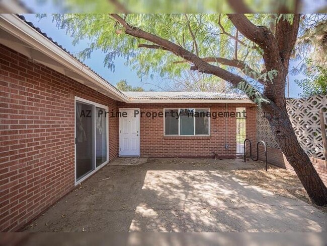 Building Photo - 351 E Encanto Dr
