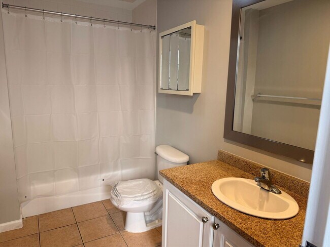 Building Photo - 210 Farmington Ave