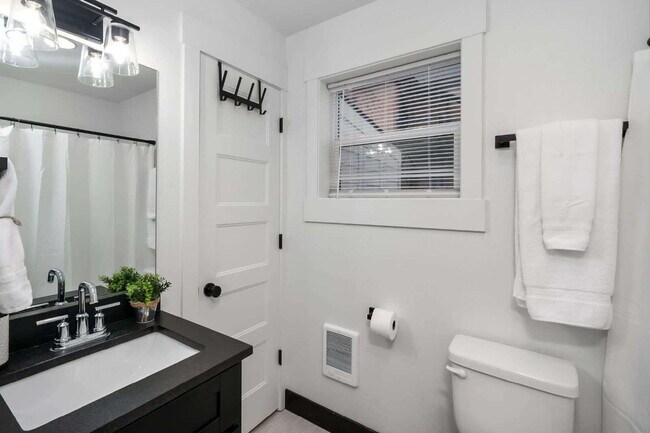 Building Photo - Centrally located fully furnished (Avail. Oct-May)