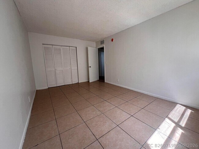 Building Photo - 645 SW 20th Ct