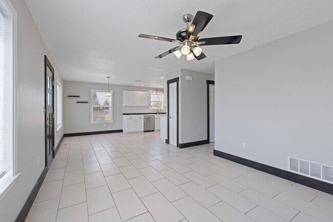 Building Photo - 4 bed 2 bath Home in Idaho Falls