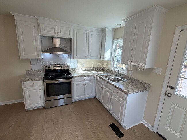 Building Photo - 1021 Russell St