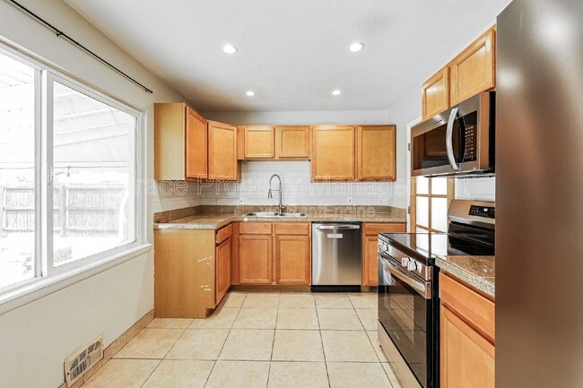 Building Photo - 1611 S Julian Way