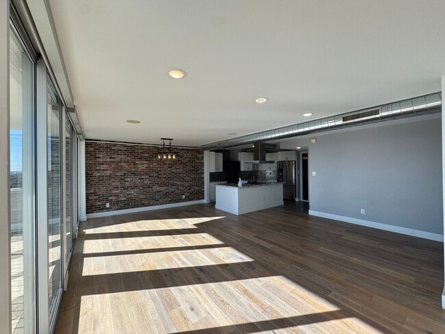 Building Photo - Luxury 2 Bedroom Condo Available at Regency House in Central Phoenix!