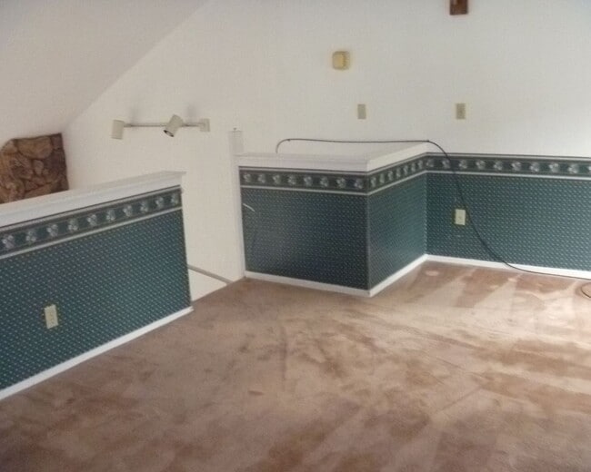 Building Photo - Southwood Glen - Newly painted!!