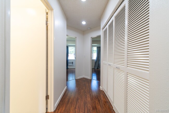 Building Photo - MOVE IN READY 2BR/1BA/2PKG IN MILILANI MAU...