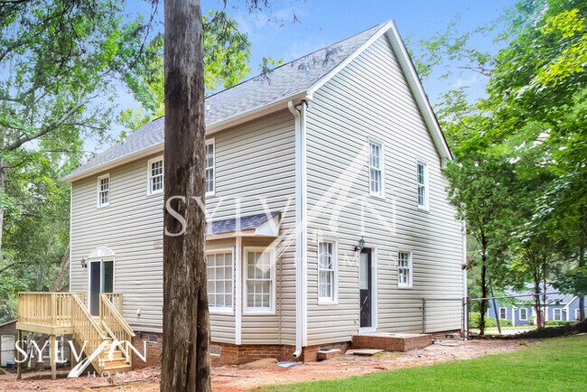 Building Photo - Enjoy the coziness of this darling home